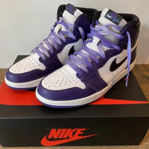 Air Jordan 1 high ”Court Purple” - Säljer ett par Nike Air Jordan 1 använda ett fåtal gånger. Knappt creasade och snören i både lila och svart finns med. De har för de mesta legat i originalkartongen som medkommer. Köparen står för frakt. Skriv för fler bilder eller frågor!