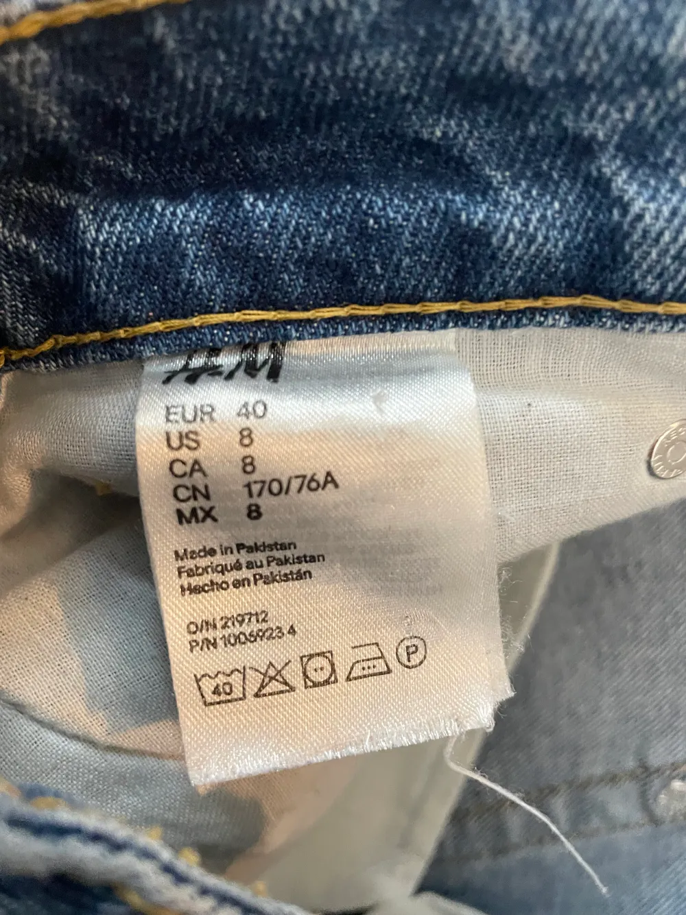Dom är högmidjade och har två ljus blåa tyg lappar på sig ( jag köpte dom från H&M så).(porto tillkommer). Jeans & Byxor.