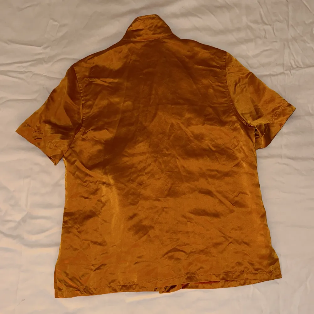 Orange vintage kortärmad skjorta i glansigt tyg av siden och viscose . Storlek M. 🔶🔸🟠🔸🔶. Skjortor.