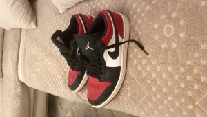 Jordan 1 low bred toe - Bra skor