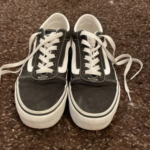 Vans skor - Säljer dessa jätte snygga skor från vans🤩 Använda 3 ggr men i bra skick🥰 