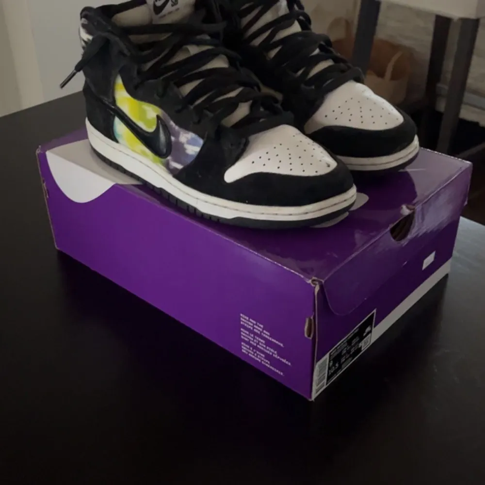 Säljer nu mina Nike SB dunk high tv signal! Storlek: 42,5 EUR  Box medföljer  Skorna är använda men i fint skick 1000kr eller lägg ett bud!  PM för flera bilder eller frågor!. Skor.