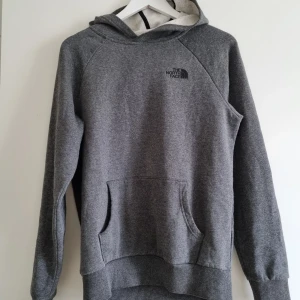 North face hoodie - Grå hoodie. Fint skick, något nopprig dock. Finns tillhörande mjukisbyxor.