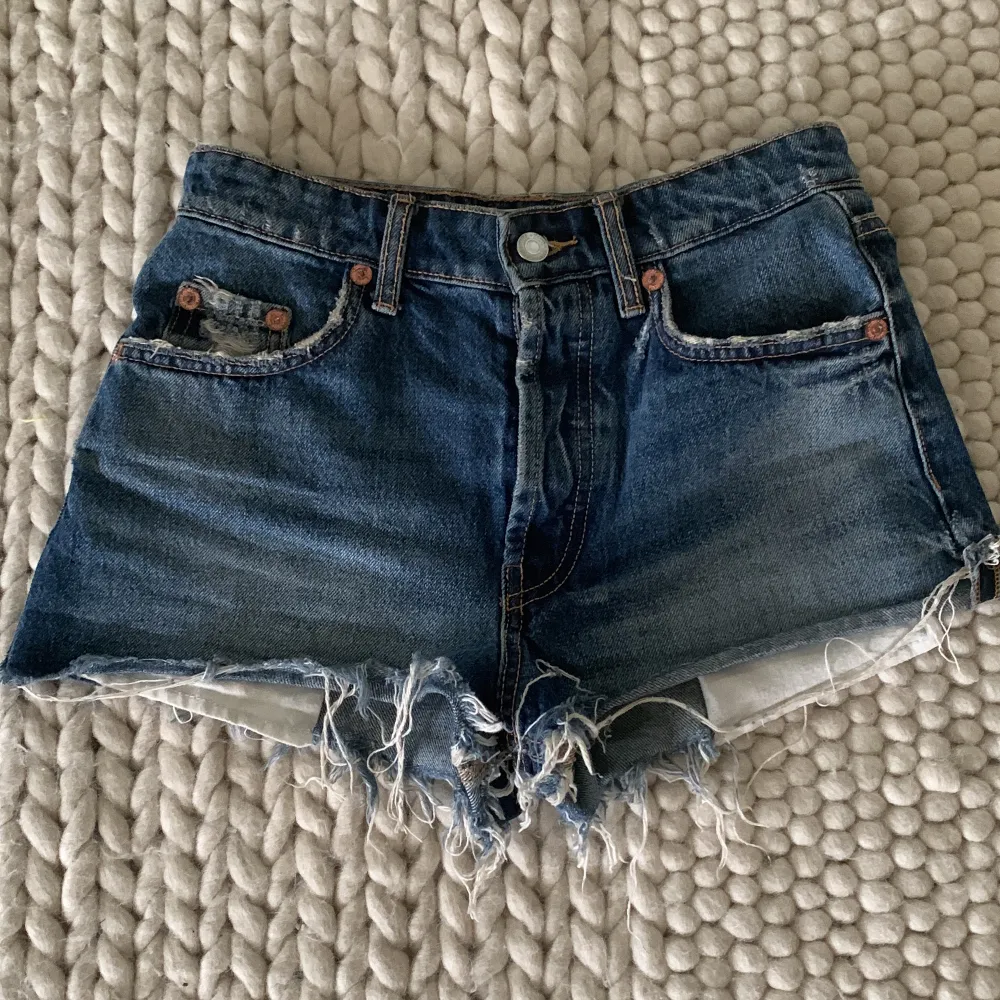 Jätte fina jeans shorts från zara köpta i vintras. Säljer då dom är för små för mig. Shortsen är knappt använda.. Shorts.