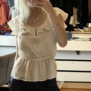 Topp - Sjukt söt blus som är ganska genomskinlig men man kan också ha ett linne under❤️