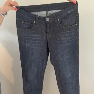 Lågmidjade jeans - Lågmidjade jeans som är avklippta vid ankeln från dr. Denim. Modellen heter Jamie 214. I gott skick⭐️