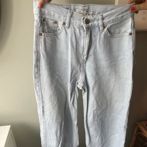 Ljusblå jeans - Ljusblå jeans från Junkyard i modellen Wide leg. Sömmen längst ner på högerbenet är uppsprättad, annars mycket gott skick