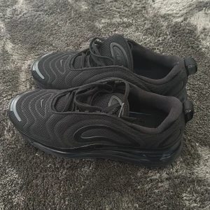 Nike airmax 720 - Säljer mina nike airmax 720, helt nyskick använt ett fåtal gånger. Pris kan diskuteras vid snabb affär! 