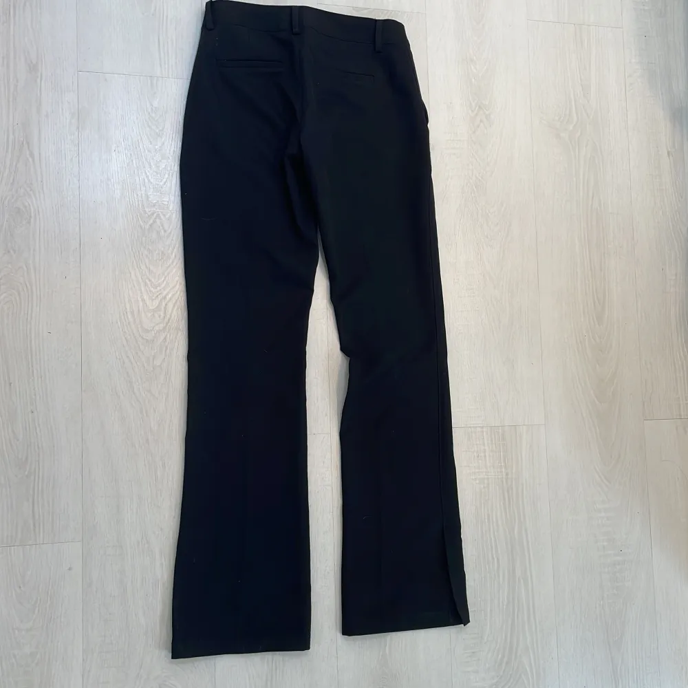 Svarta kostymbyxor i storlek 34 från bikbok, modellen är straight low, 200kr. Jeans & Byxor.