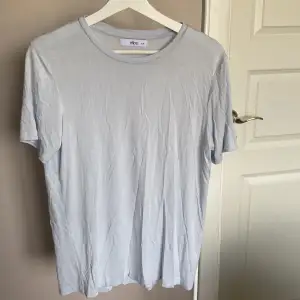 En ljusblå t-shirt från ellos i storlek 34/36. Knappt använd så i väldigt fint skick. Materialet är jätte skönt och tunt.💕