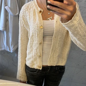 Cremevit kofta - Kofta i storlek S från ginatricot, 200kr