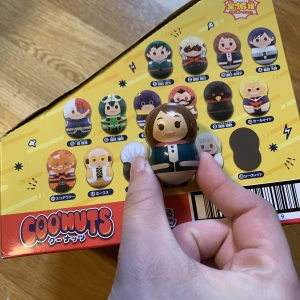 Coo’nuts Uraraka BNHA Minifigur  - En liten coo’nuts figur som står och balanserar - kan knuffas över men ställer sig upp igen! Endast uttagen ur förpackning - nyskick. Kan även bytas mot Dabi eller Shigaraki i samma set.