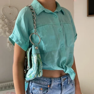 Turkos tröja - Supersnygg tröjan runt material från Zara. Den är 11-12 år men passar storlekar XS t.o.m. S. Inga hål eller fläckar 🌸