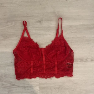 Topp  - Haft på mig den en gång. Så den är alldeles ny. (Frakten står alltid med i priset men om jag kan lämna det eller möta upp nån blir de billigare, så är de med alla kläder jag lägger ut)