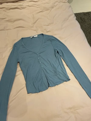 Tröja  - Tunn tröja med knappar upptill från nakd. Knappt använd! Skriv vid frågor eller intresse!🙌🏼