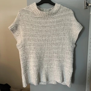 Stickad tröja - Stickad kort ärmad tröja ifrån Lindex. Asnajs verkligen och jättesnygg färg😍❤️‍🔥❤️‍🔥