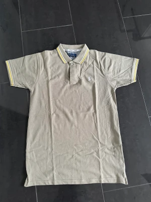 polo ralph lauren polo shirt  - Helt ny, väldigt fin polo t-shirt med unik färg.  