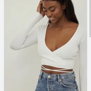 Tröja nakd - Vit tröja med snörning från nakd💗kommer inte till användning längre💗stl S💗skriv gärna för mer bilder 