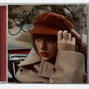 Signerad Taylor Swift Cd - Säljer min Taylor Swift cd, signerad 💕kan gå ner i pris vid snabb affär