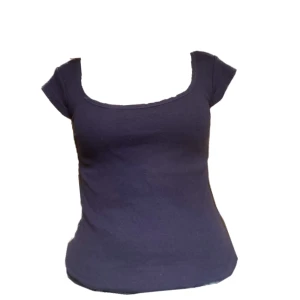 Mörkblå topp - Köpt på en loppis och är i bra skick. Dene ribbed och väldigt urringad. Säljs eftersom den inte passar mig som jag trodde den skulle. Märket är ”Bitte Kai Rand” + Priset kan alltid diskuteras