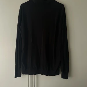 Halvpolokrage- tröja  - Halvpolo tröja i mycket fint skick. Storlek Large och köptes från HM. Först till kvarn som gäller. 