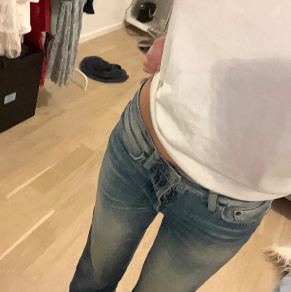 Mid/lowrise jeans från Acne i storlek 24/34 som knappt är använda, nypris runt 3000 kr, säljer för 1000 men priset kan diskuteras vid en snabb affär!. Jeans & Byxor.