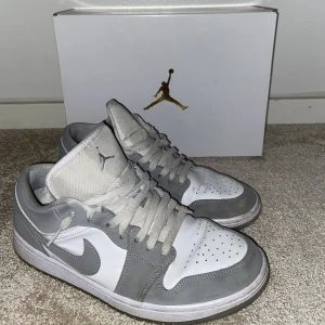 Jordan 1 low wolf grey - Säljer nu mina jordan 1 low wolf grey. Köpte från merchsweden för 4299kr. Använder inte längre på grund av att de är för små och inte riktigt min stil. Skick 7,5/10. Skriv vid frågor och funderingar. 