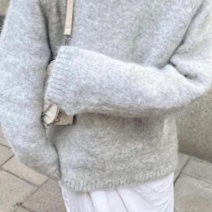 Le ger tröja - Säljer denna fina populära le ger tröjan då den inte kommer till användning❤️🙌 den är oversized och passar perfekt till hösten som kommer!