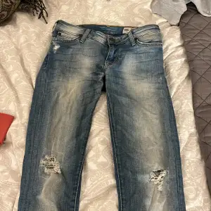 Skinny midwaist jeans från märket crocker, i en ur tvättad ljus blå färg 🩷🩷