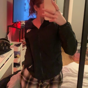 The north face jacka - En svart the north face jacka. Storlek S. Använd få gånger och inga defekter. Köpt för 1350 men säljer för 850. Pris kan diskuteras💗