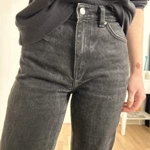 Weekday Voyage jeans i storlek 27/30 , gråsvarta och jätte coola , säljs då de är lite för små för mig. Perfekt längd för mig som är 170 ish. Gott skick !