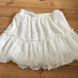 Vit kjol - Vitkjol strl S från shein, nästan aldrig använt, fick den av en tjej💞