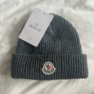 moncler mössa 🌟 - Oanvänd Grå moncler mössa i strl S