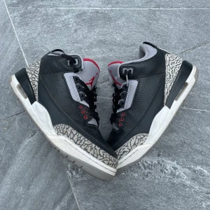 Jordan 3 black cement - Jordan 3 retro black cement (2018)🪨 skick: 8/10 Äkta och retail sticker sitter kvar på boxen🧾  Kan fraktas eller mötas upp i stockholm🚚