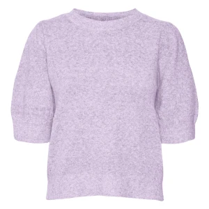 Stickad blus - En Vero Moda stickad blus/tröja i färgen Orchid Bloom (lila). Tröjan är kanske använd 5 gånger, men tröjan får lätt noppror därav ser den mer använd ut. 