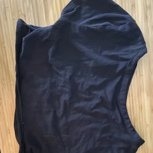 Svart topp - En svart kroppad tshirt från Hm. Helt oanvänd!!