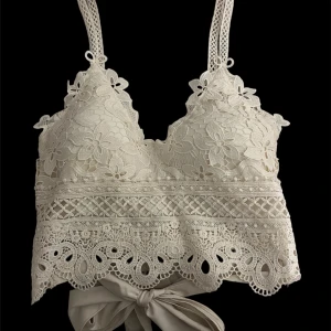 Topp - Jätte fin vit/beige topp från Spanien med galet öppen rygg i storlek S men passar i M också! Aldrig använd och bevarat fint. Pris kan diskuteras. 🤍