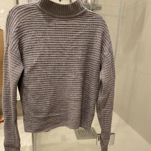 Stickad tröja - Stickad tröja , halvpolo i mycket fint skick. Inga skador osv Pris kan diskuteras!