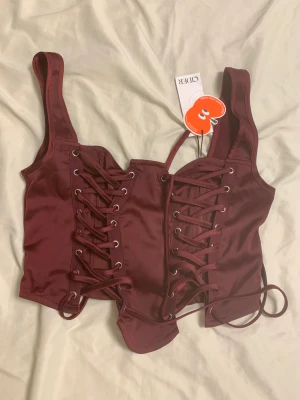 Cider corset top - Helt ny (med originalförpackning och lapp kvar) corset top från cider som jag säljer då den var för stor för mig.  Storlek: S men känns som M Pris: 90 