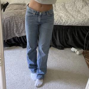 Low straight jeans ifrån Gina, som nya. Säljer då jag inte får någon användning av dem💕💕