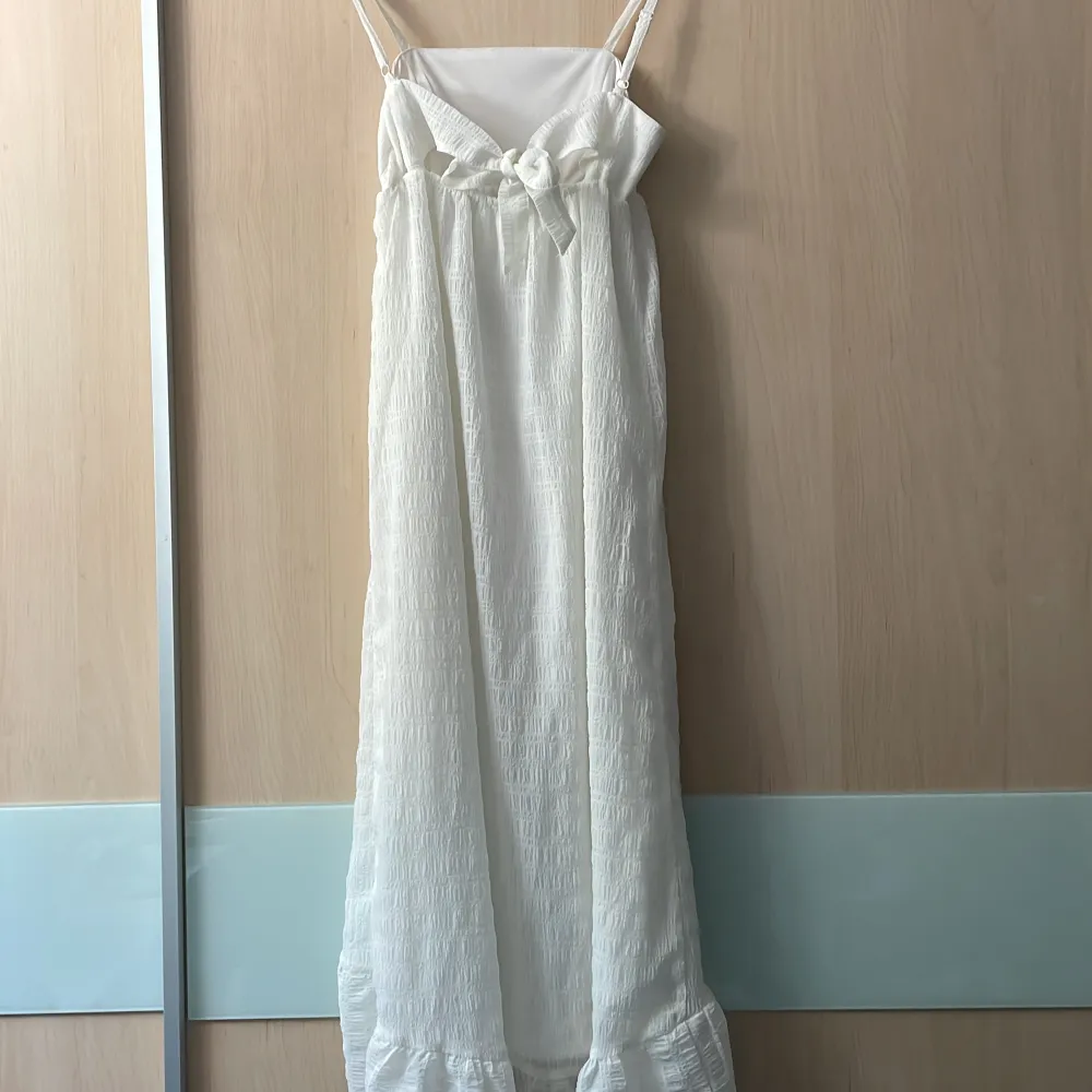 Jättefin vit lång klänning från HM! Använd en gång, så i väldigt fint skick.😻 Storlek xss, men skulle säga att den passar xs också.🤍 (Första bild lånad). Klänningar.