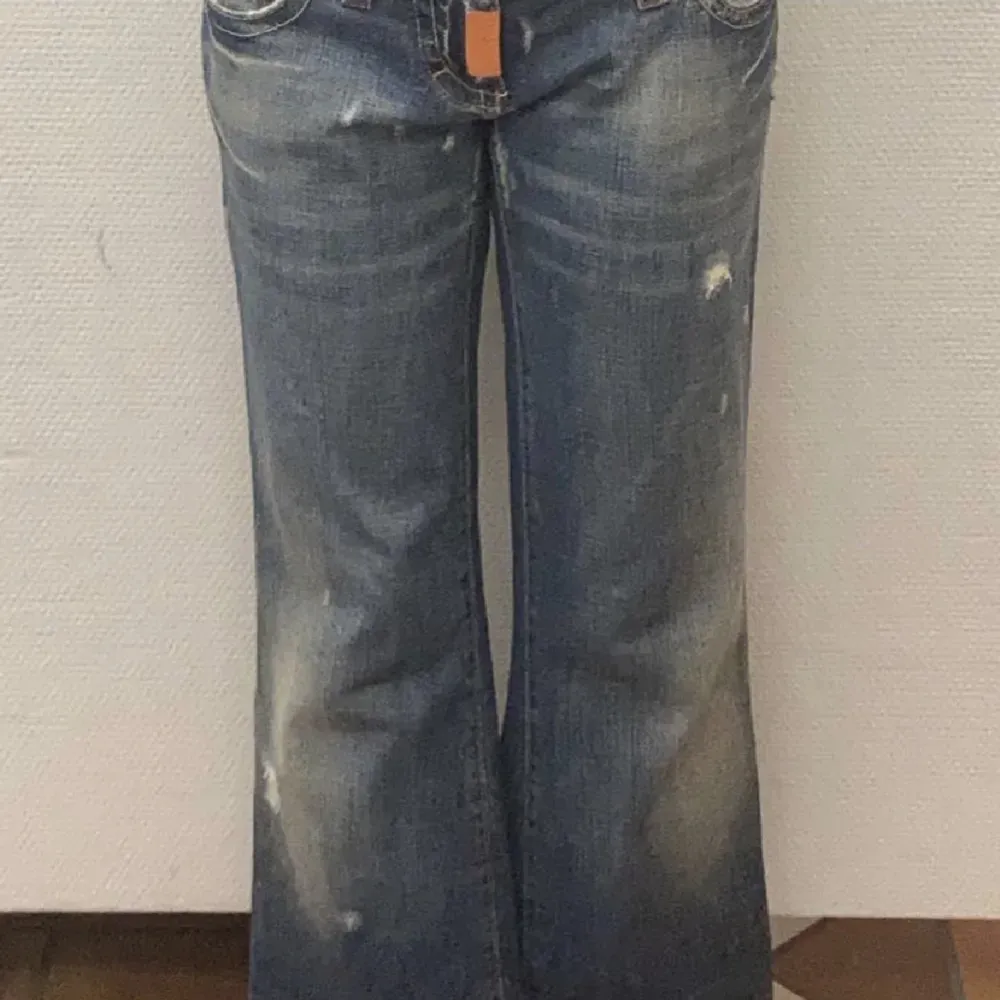 (Lånade bilder) väldigt lågmidjade jeans med bootcut. Säljer dom då de inte passar på mig💗 Har även tagit bort den orangea detaljen😽. Jeans & Byxor.