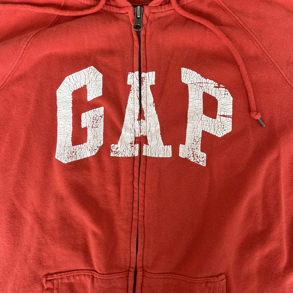 En röd/orange Gap zip up i storlek s. Den är i bra skick utan säljer endast för jag har tappat intresse för den🙌. Hoodies.