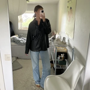 Svart skinnskjorta från weekday - Populär fejk skinnskjorta från weekday. Superfin och så användbar till både vardags och fest. I fint skick!   Passar S/M! 