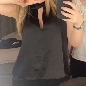 Topp - Säljer min jätte fina topp från Zara som är väldigt attraktiv och smickrande. Den kommer inte till användning tyvär då det inte riktigt är min stil längre. Den har bara används 1 gång så den är som Ny ❤️