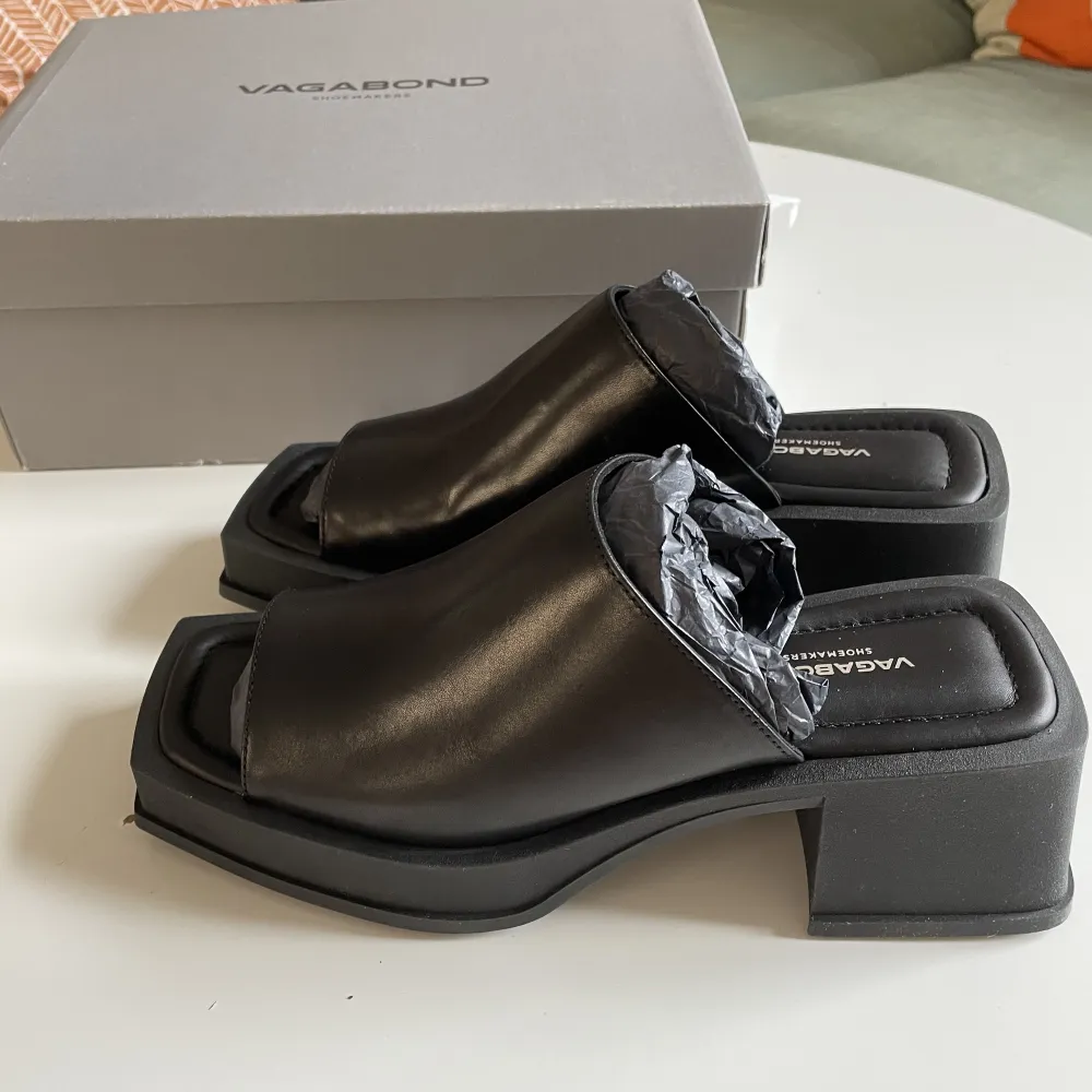 Oanvända slip- in sandaler från Vagabond, modell ”Hennie”. Säljer dem för att de var fel storlek. Pris 600 sek (pris i butik: 1200 sek) . Skor.