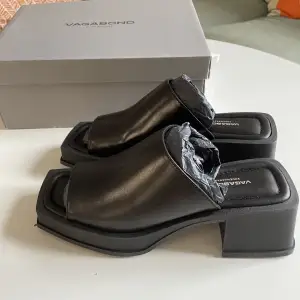 Oanvända slip- in sandaler från Vagabond, modell ”Hennie”. Säljer dem för att de var fel storlek. Pris 600 sek (pris i butik: 1200 sek) 