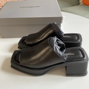 Vagabond – Hennie - Oanvända slip- in sandaler från Vagabond, modell ”Hennie”. Säljer dem för att de var fel storlek. Pris 600 sek (pris i butik: 1200 sek) 