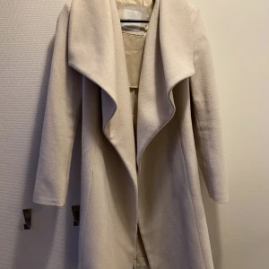 Fin kappa från mango  - Säljer min beiga kappa från mango. Storleken på kappan är S.