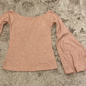 Tröja med stora ärmar från bikbok - Rosa topp från bikbok, off shoulder. Med stora ärmar storlek Xs